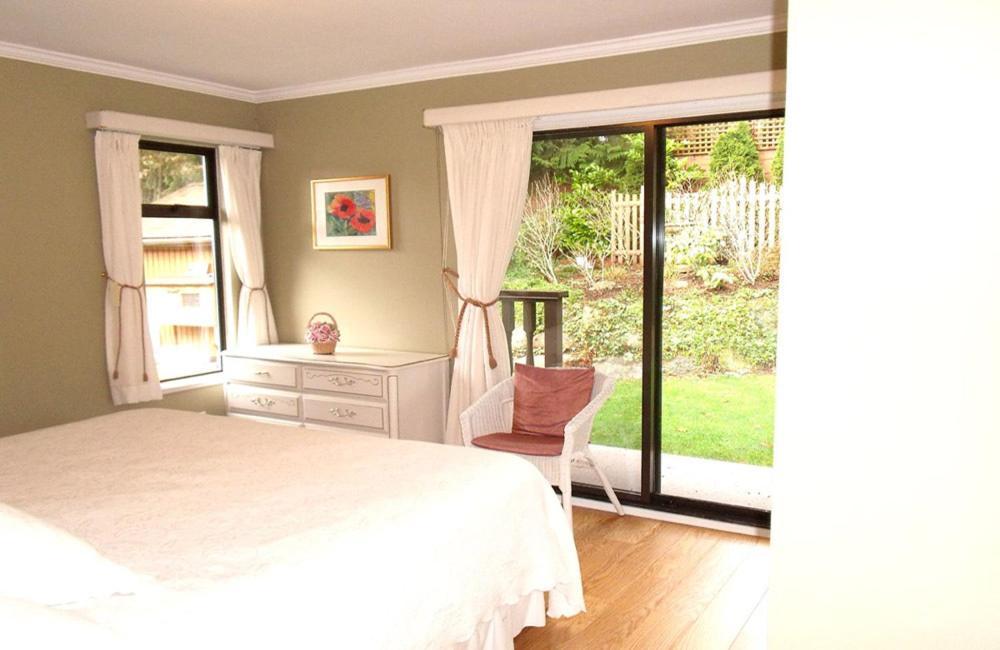 Mountain Bed & Breakfast North Vancouver Room photo