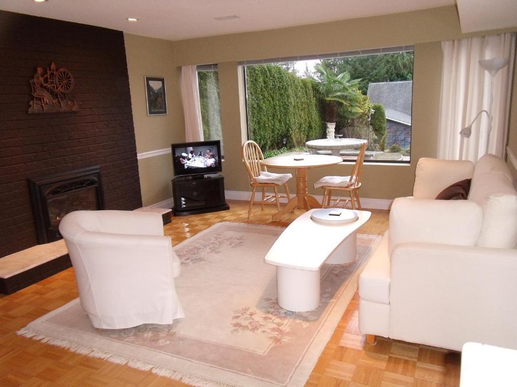 Mountain Bed & Breakfast North Vancouver Room photo