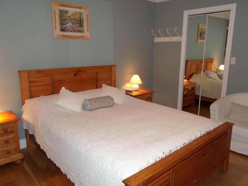 Mountain Bed & Breakfast North Vancouver Room photo