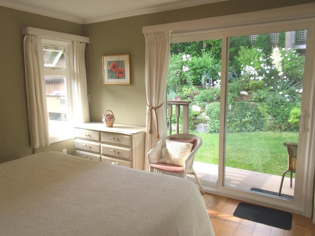 Mountain Bed & Breakfast North Vancouver Room photo